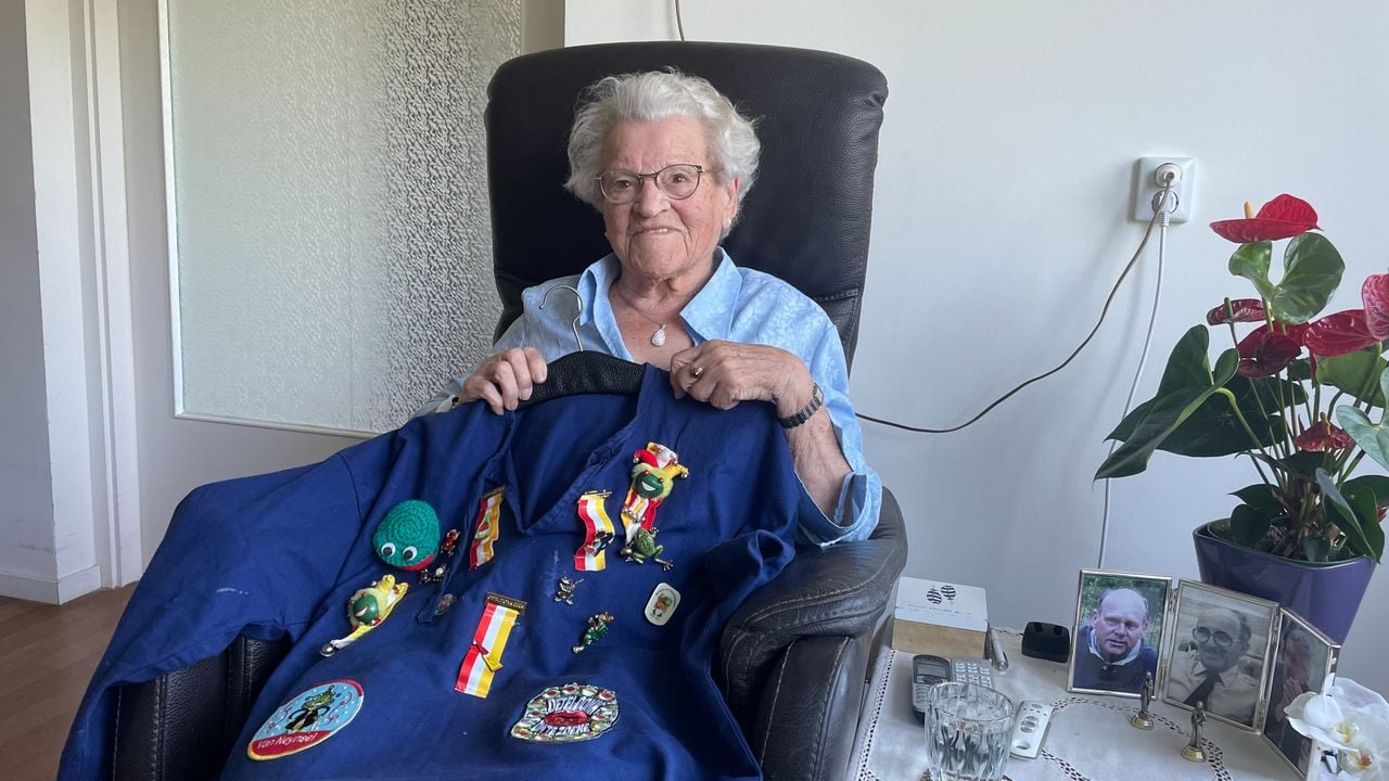 Annie van Laarhoven met haar (carnavals)lintjes (foto: Omroep Brabant)