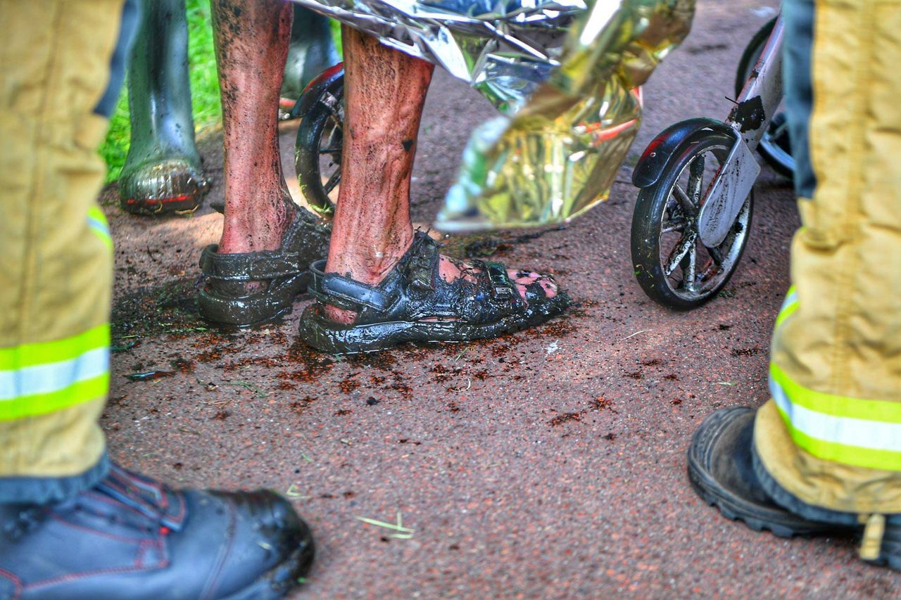 De man zat volledig onder de modder (foto: Rico Vogels / Persbureau Heitink).