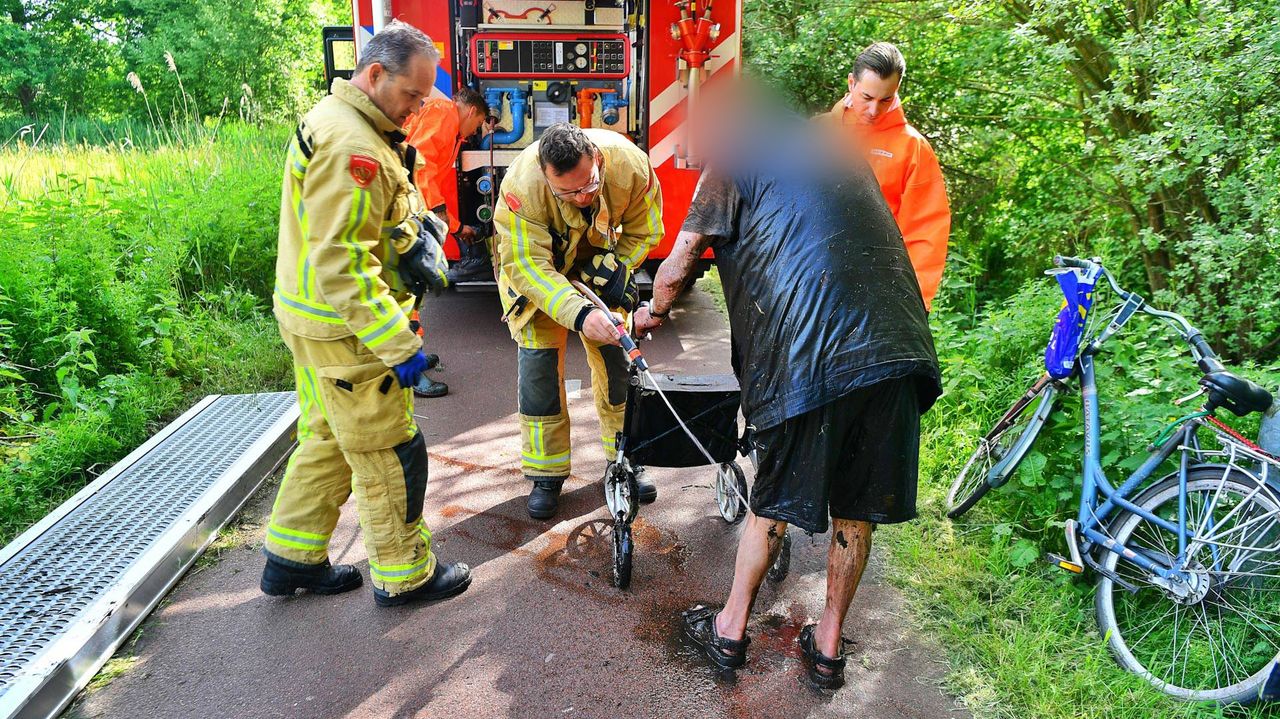 De brandweer heeft de man afgespoeld (foto: Rico Vogels / Persbureau Heitink).