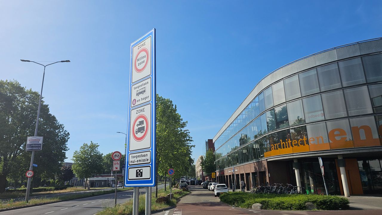 Deze nieuwe verkeersborden staan in Eindhoven om de milieuzone en de nul-emissiezone aan te duiden (foto: Omroep Brabant).