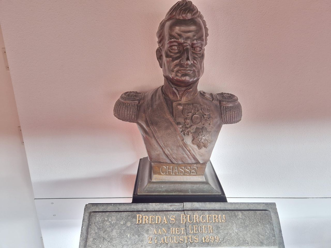 De buste van Chassé die te vinden is in een hoekje van het Chassétheater (foto: Henk van Ingen)