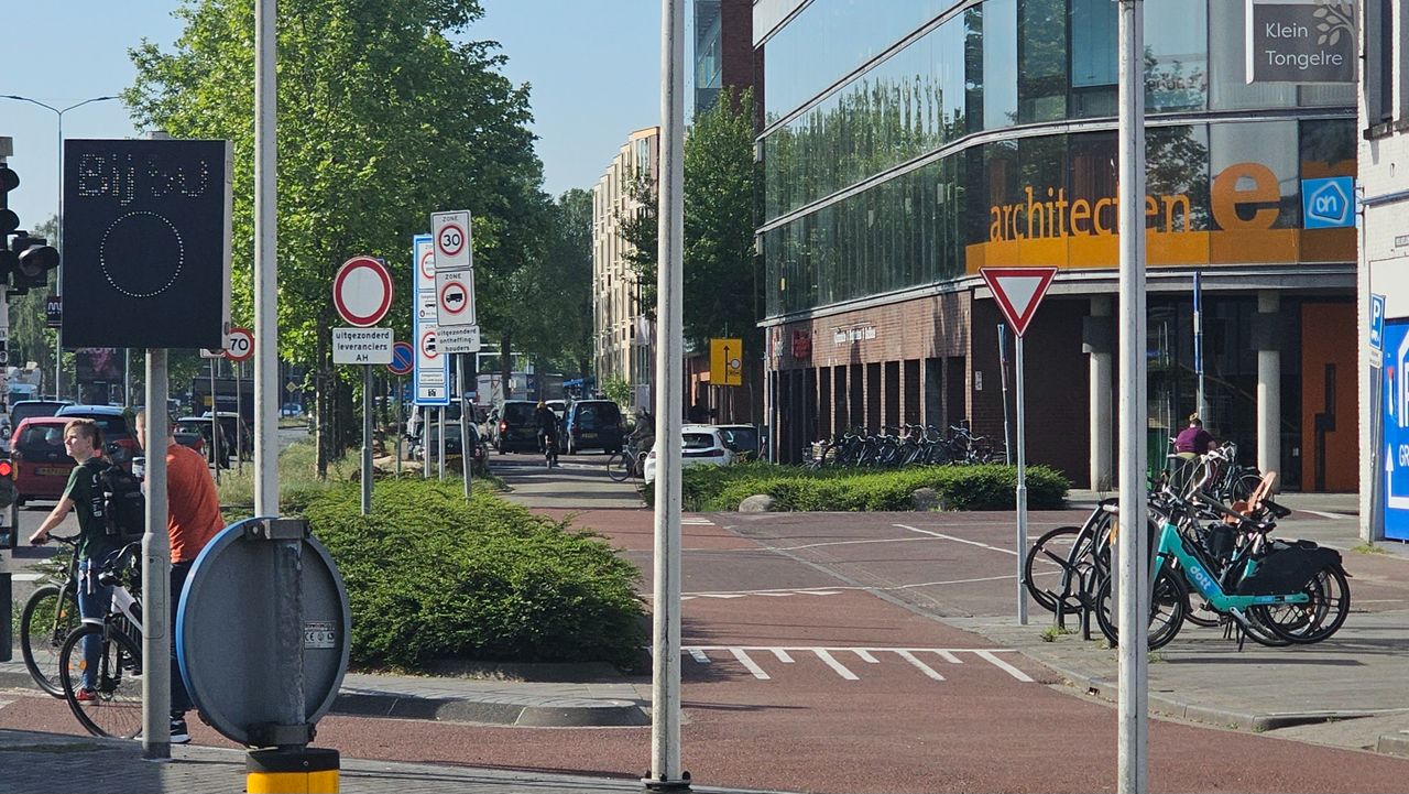 Foto met alle verkeersborden (foto: Omroep Brabant)
