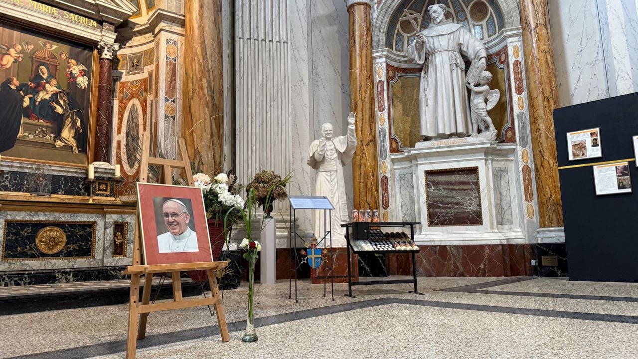 In de basiliek staat een afbeelding van de overleden paus Franciscus (foto: Robert te Veele/Omroep Brabant). 