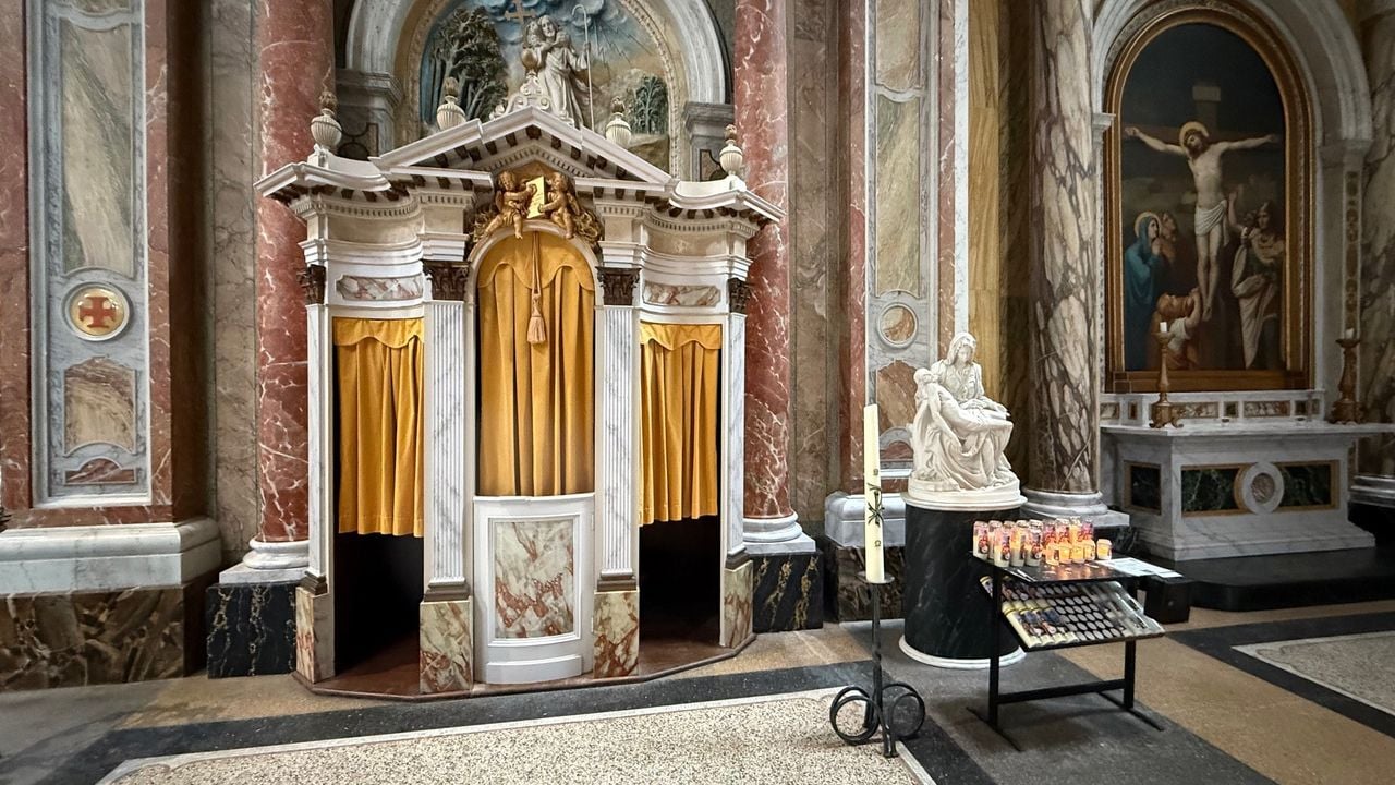 Het biechthokje in de basiliek in Oudenbosch (foto: Robert te Veele).