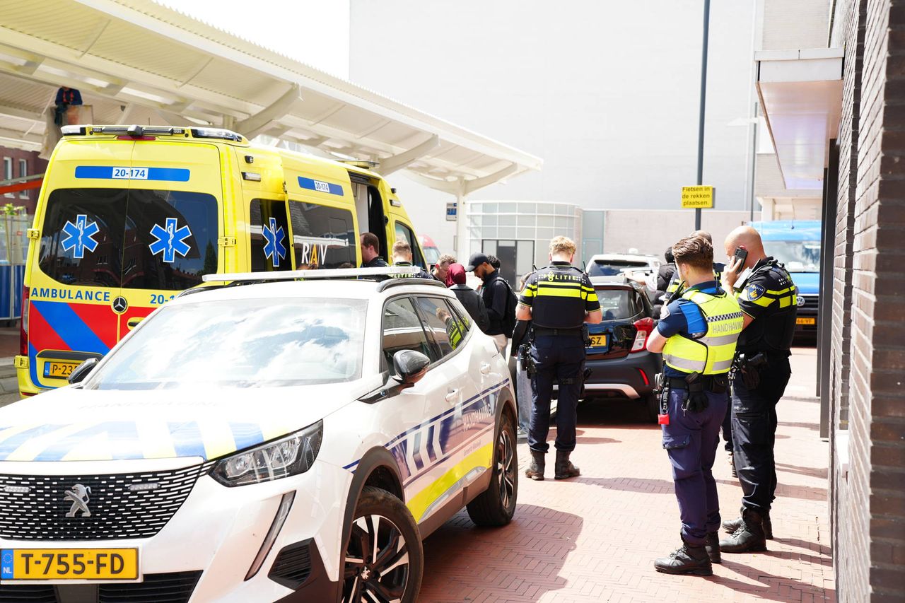 Op het busstation in Waalwijk (foto: Erik Haverhals/Persbureau Heitink).