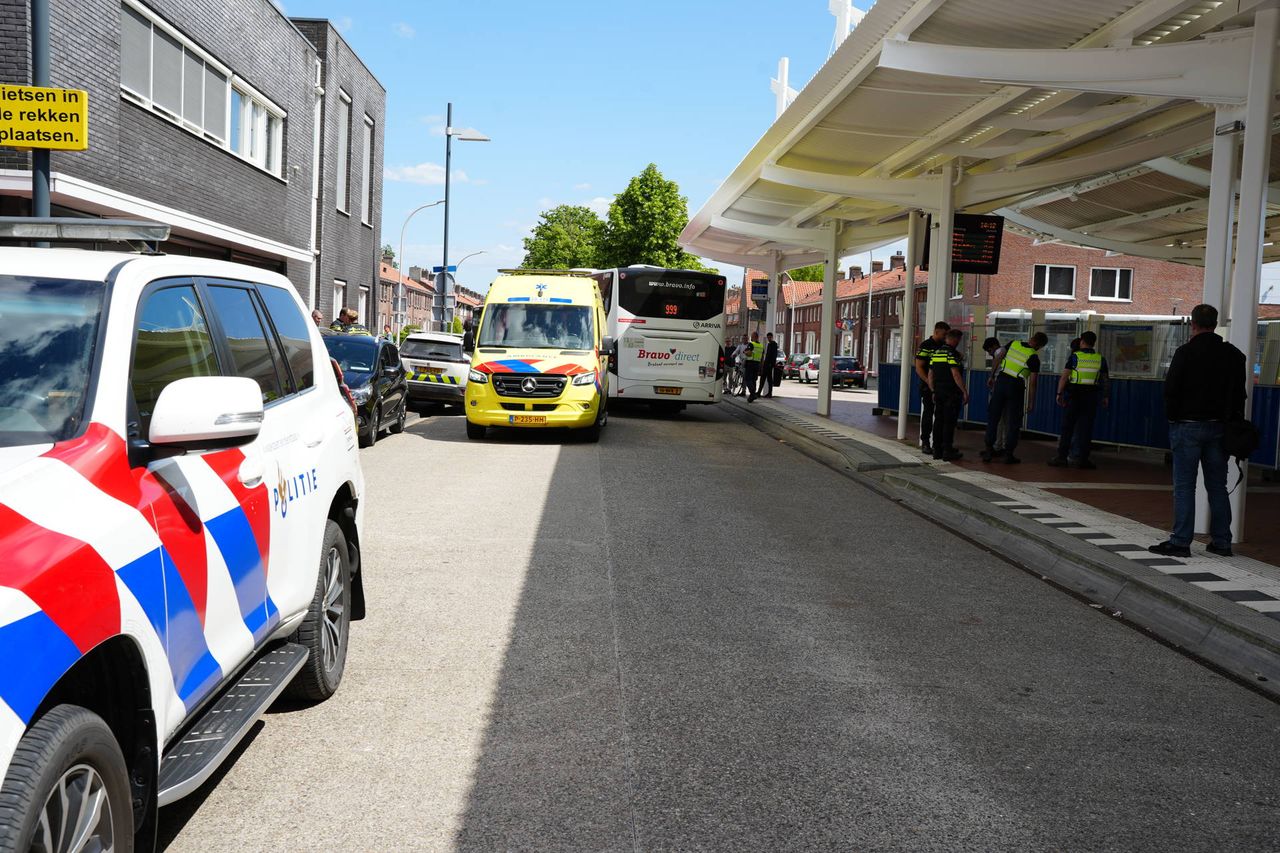 De gewonde man kwam uit een bus (foto: Erik Haverhals/Persbureau Heitink).