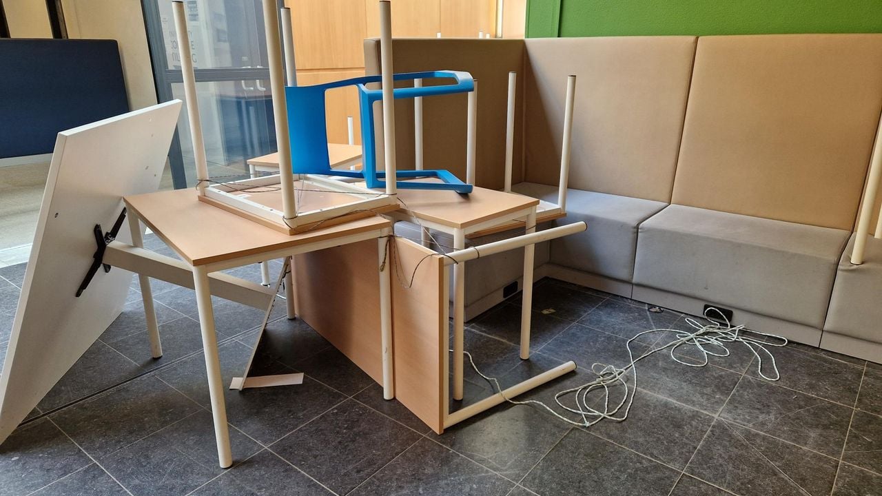 Spullen zijn aan elkaar vastgebonden met touwen (foto: Tom Berkers).