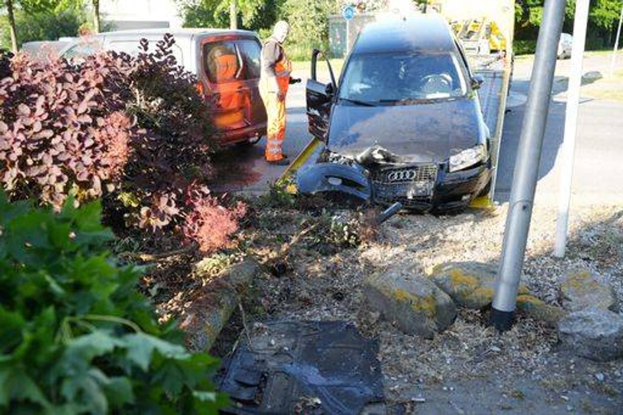 De auto wordt van de sierstenen getrokken (Foto: Erik Haverhals/ Persbureau Heitink.)
