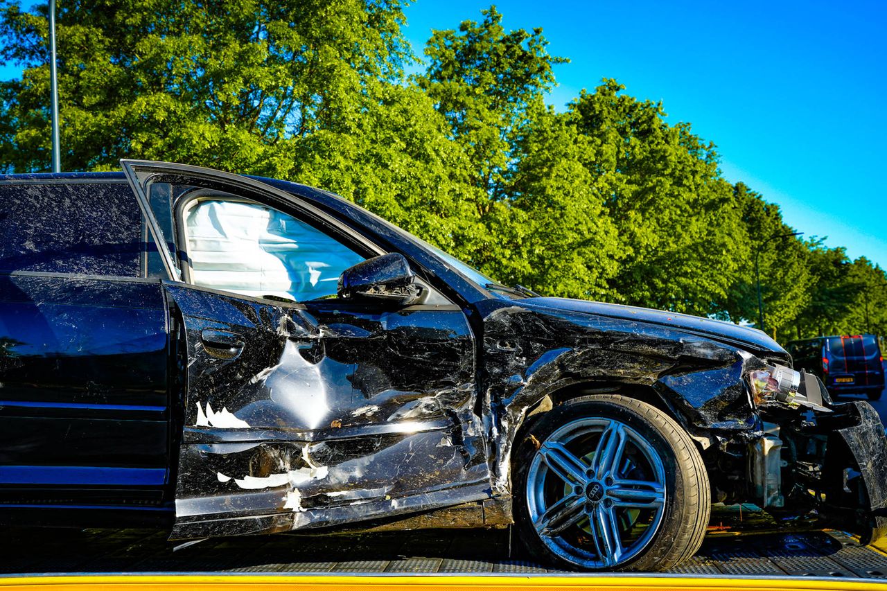 Ook van de auto zijn de airbags af gegaan (Foto: Erik Haverhals/ Perbureau Heitink.)