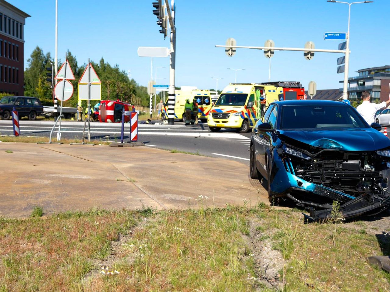 Ernstig ongeluk tussen twee auto's , kinderen met spoed naar ziekenhuis (Foto: Addy Smits/ Persbureau Heitink.)