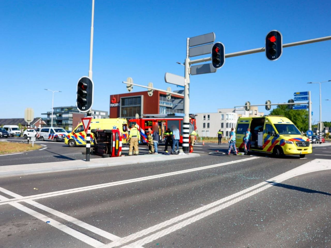 Ernstig ongeluk tussen twee auto's , kinderen met spoed naar ziekenhuis (Foto: Addy Smits/ Persbureau Heitink.)