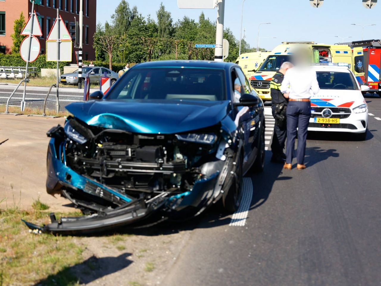 Ernstig ongeluk tussen twee auto's , kinderen met spoed naar ziekenhuis (Foto: Addy Smits/ Persbureau Heitink.)