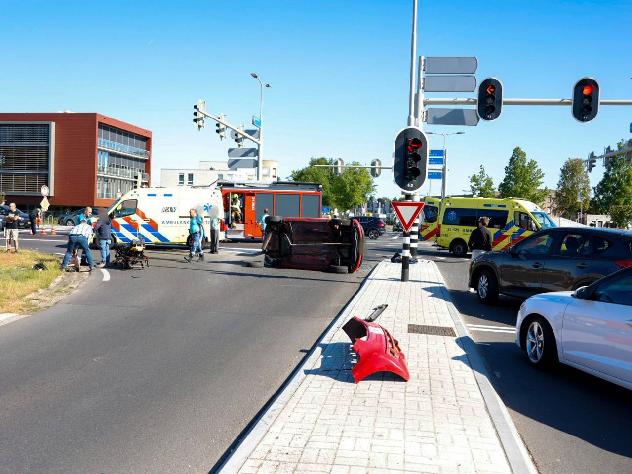 Ernstig ongeluk tussen twee auto's , kinderen met spoed naar ziekenhuis (Foto: Addy Smits/ Persbureau Heitink.)