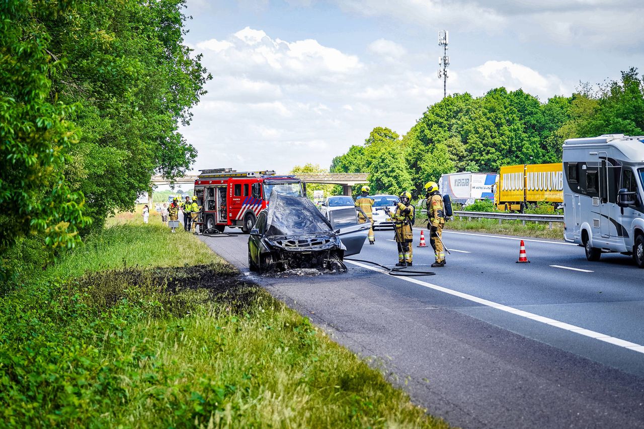 Uiteindelijk kon het verkeer via de linkerrijstrook passeren (Foto: Lucas Lammers/ Persbureau Heitink.)