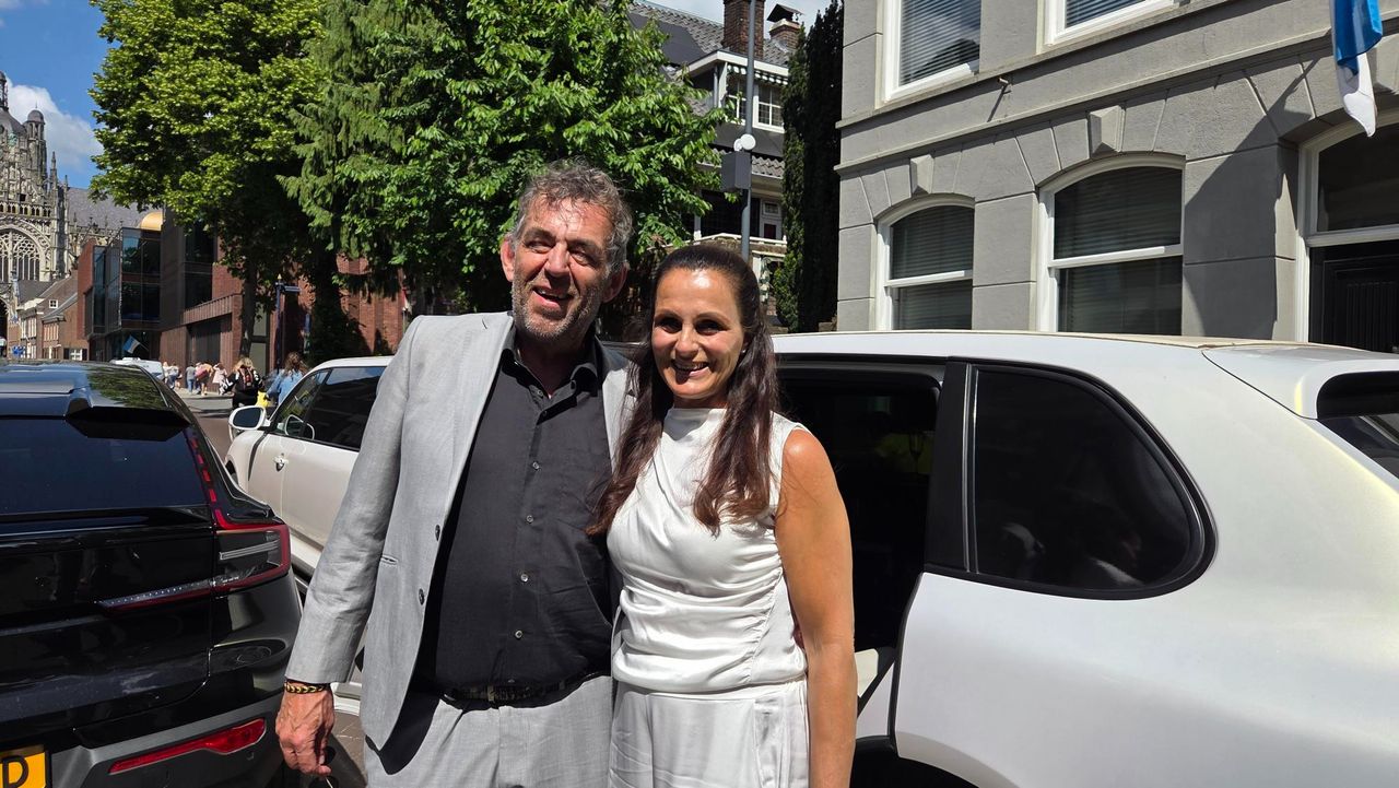 Han Kooreneef en zijn vrouw bij de aankomst (foto: Noël van Hooft)