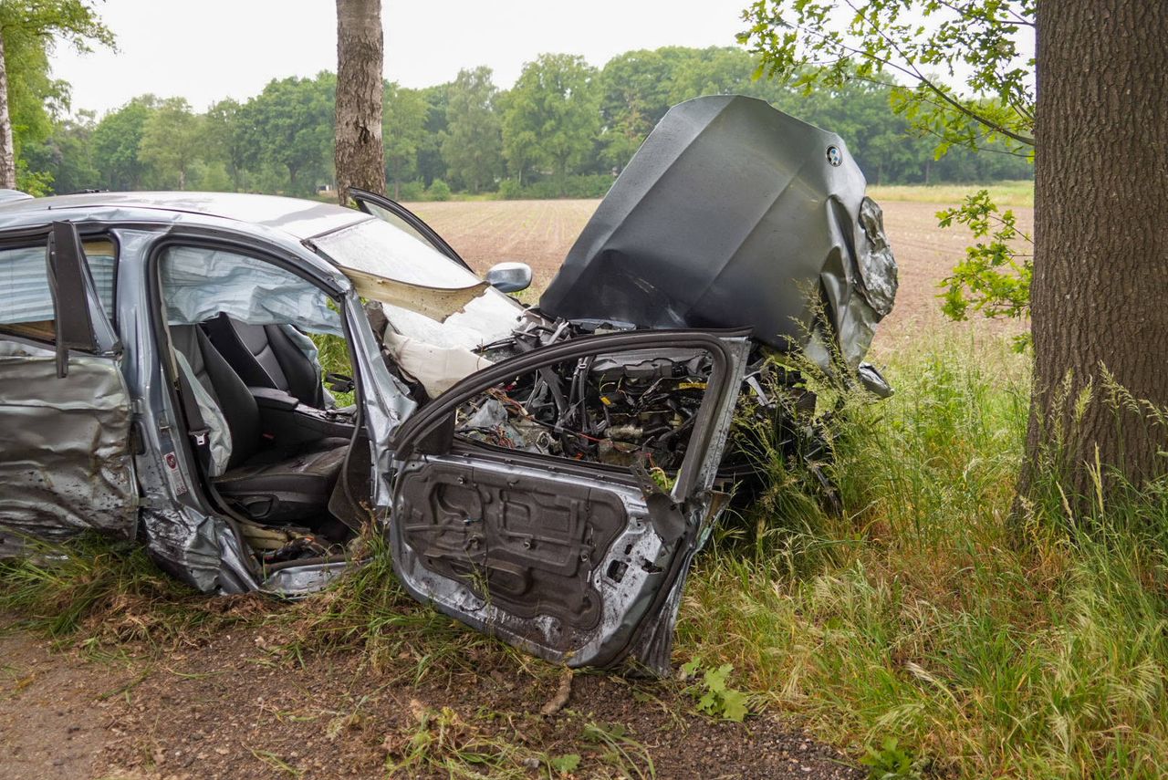 De voorkant van de auto zit compleet in elkaar (Foto: Harrie Grijseels/ Persbureau Heitink.)
