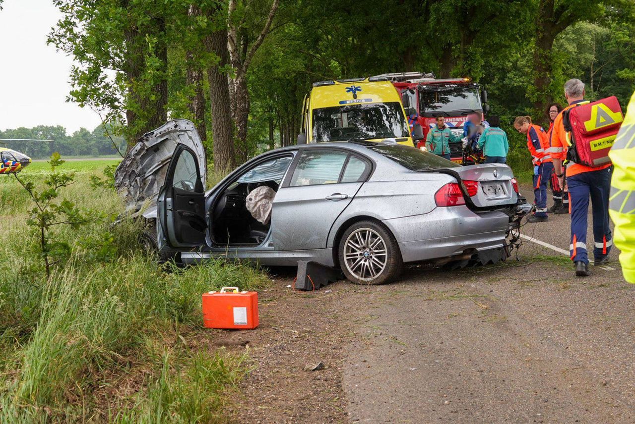 Het slachtoffer is met spoed meegenomen naar het ziekenhuis (Foto: Harrie Grijseels/ Persbureau Heitink.)