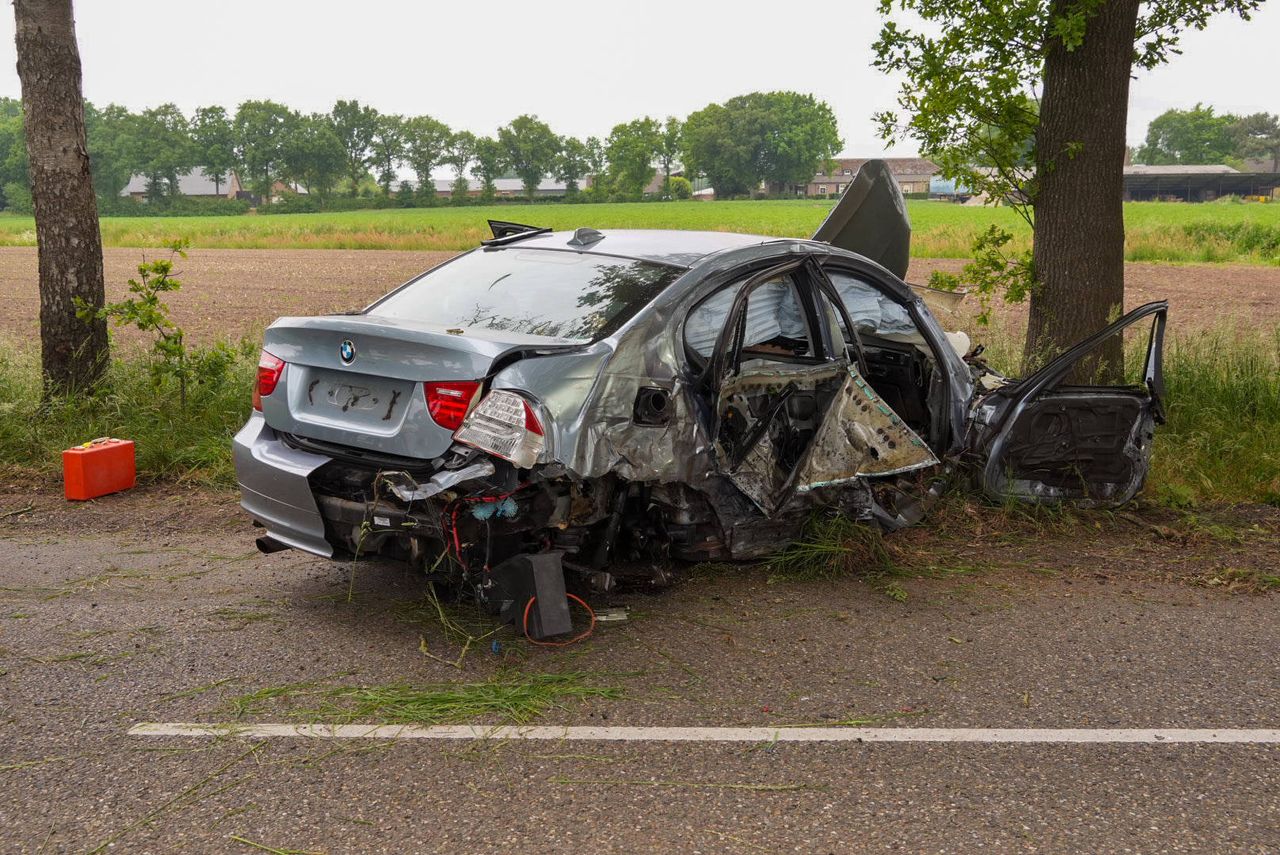 Veel schade aan de gecrashte auto (Foto: Harrie Grijseels/ Persbureau Heitink.)