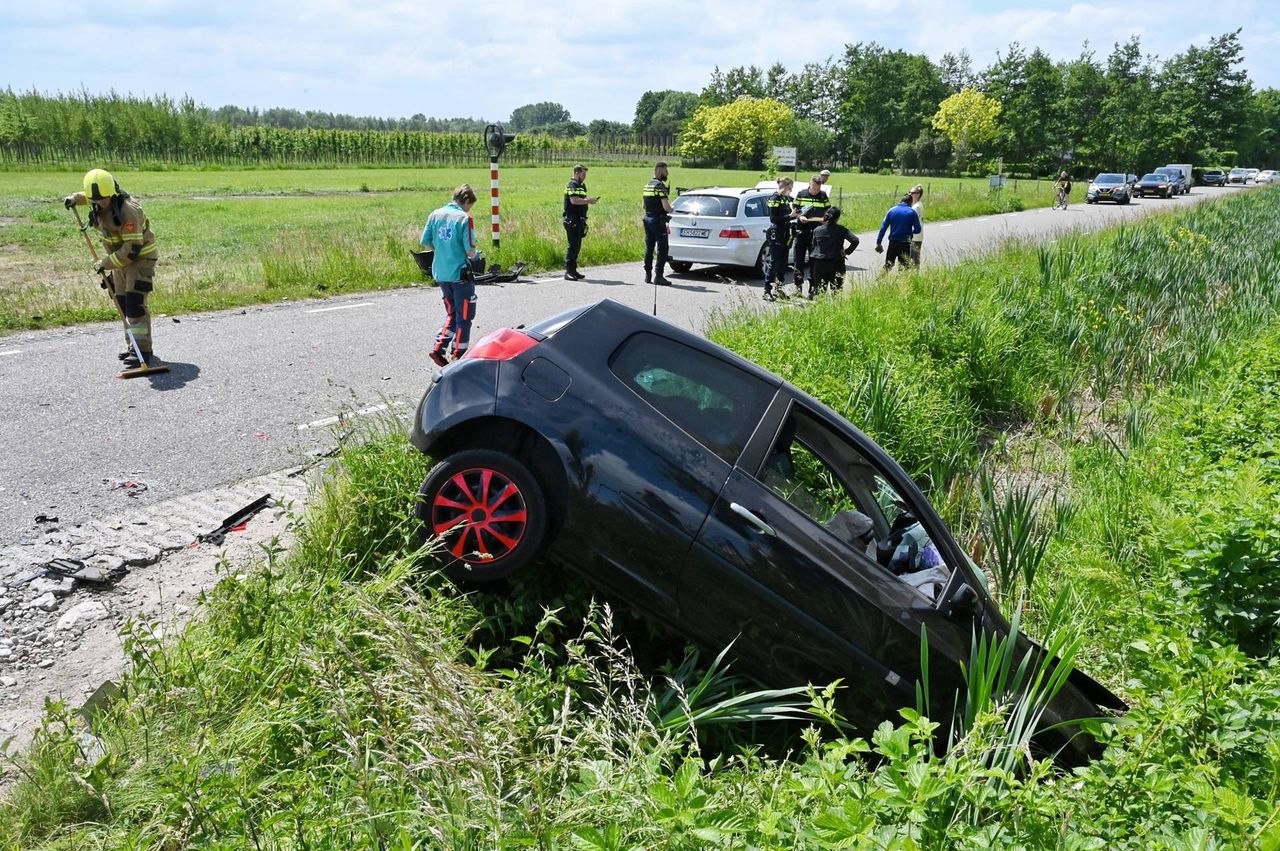 De auto in de sloot (Foto: Toby de Kort/ Persbureau Heitink.)