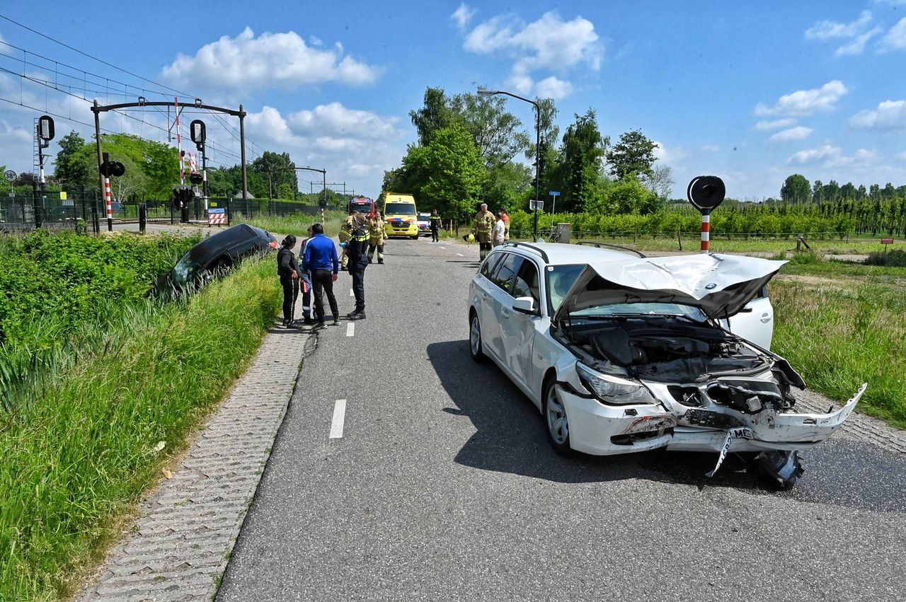 De voorkant van de witte auto ziet flink in elkaar (Foto: Toby de Kort/ Persbureau Heitink.)