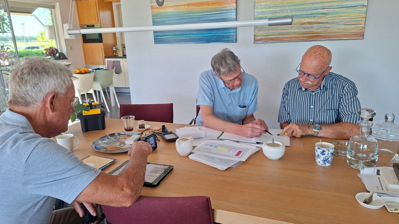 Energiecoaches Jos en Wim geven besparingsadvies aan bewoner Ton (foto: Marleen Kuijsters).