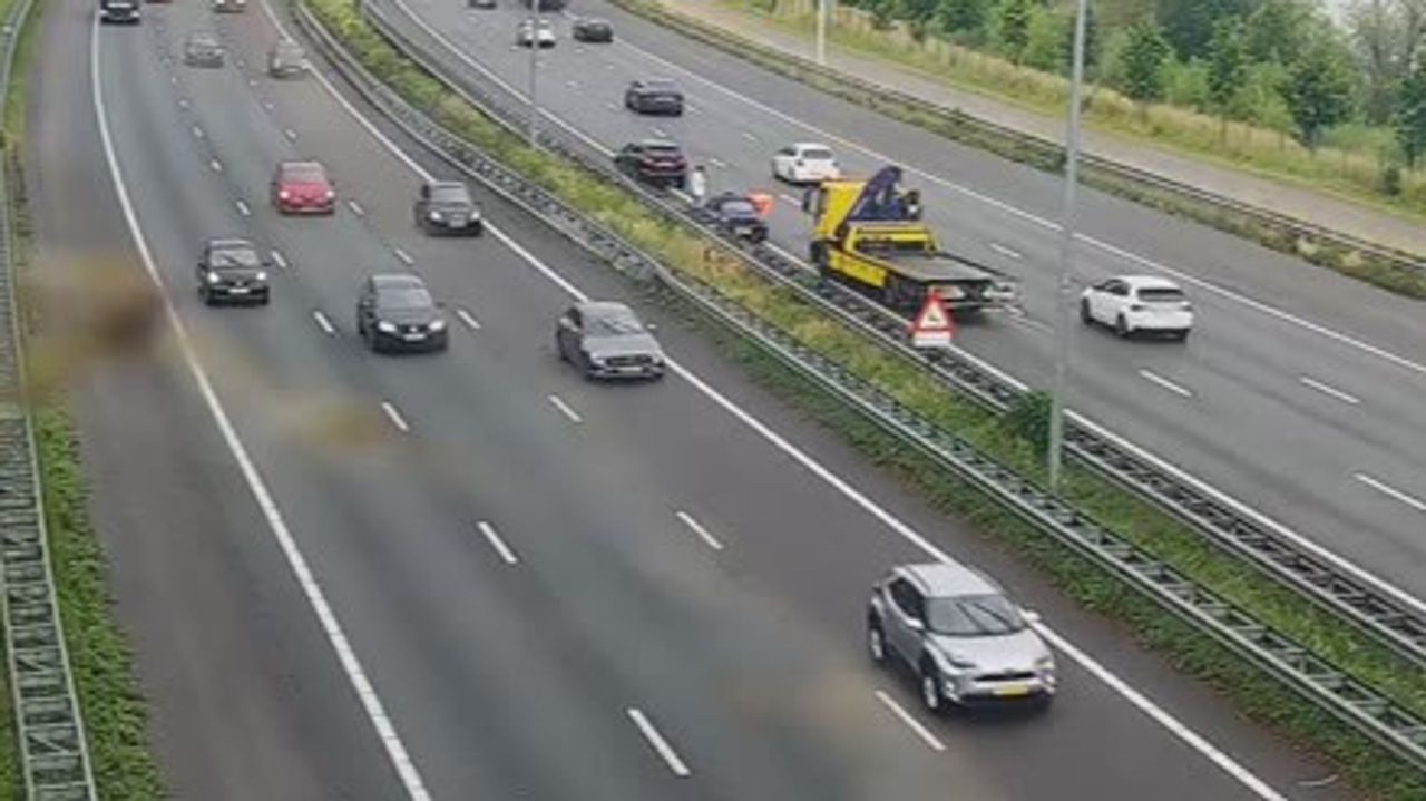 De rijstrook van de A16 is dicht na een ongeluk (foto: Rijkswaterstaat Verkeersinformatie/X).