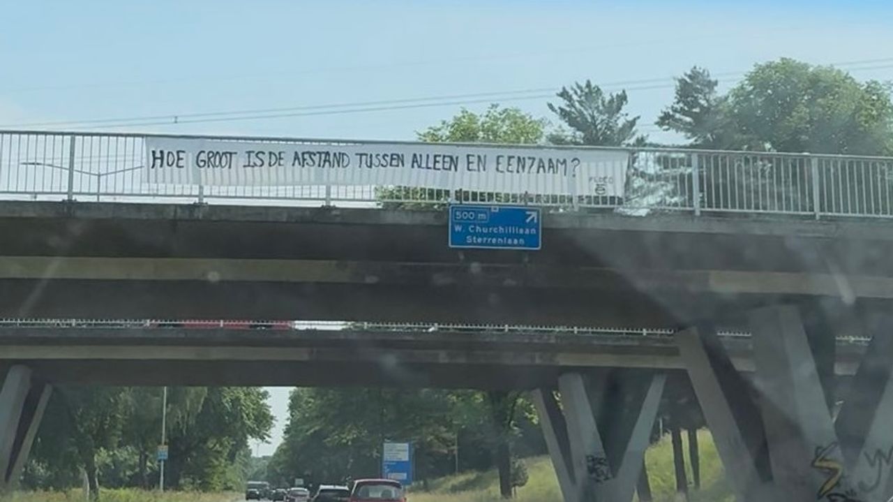 Een spandoek op de Kennedylaan (foto: Ploeg-e)