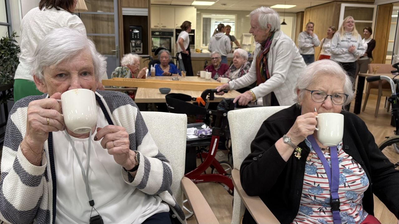 De bewoners genieten van de tomaten-groentesoep (foto: Omroep Brabant).