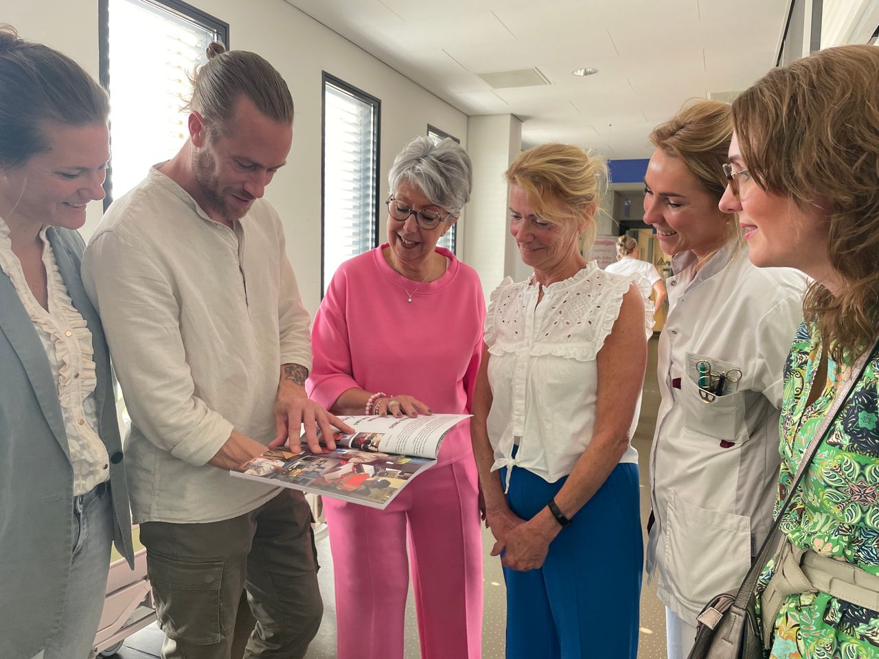 Anneke bekijkt met collega's haar cadeau. (foto: Omroep Brabant)