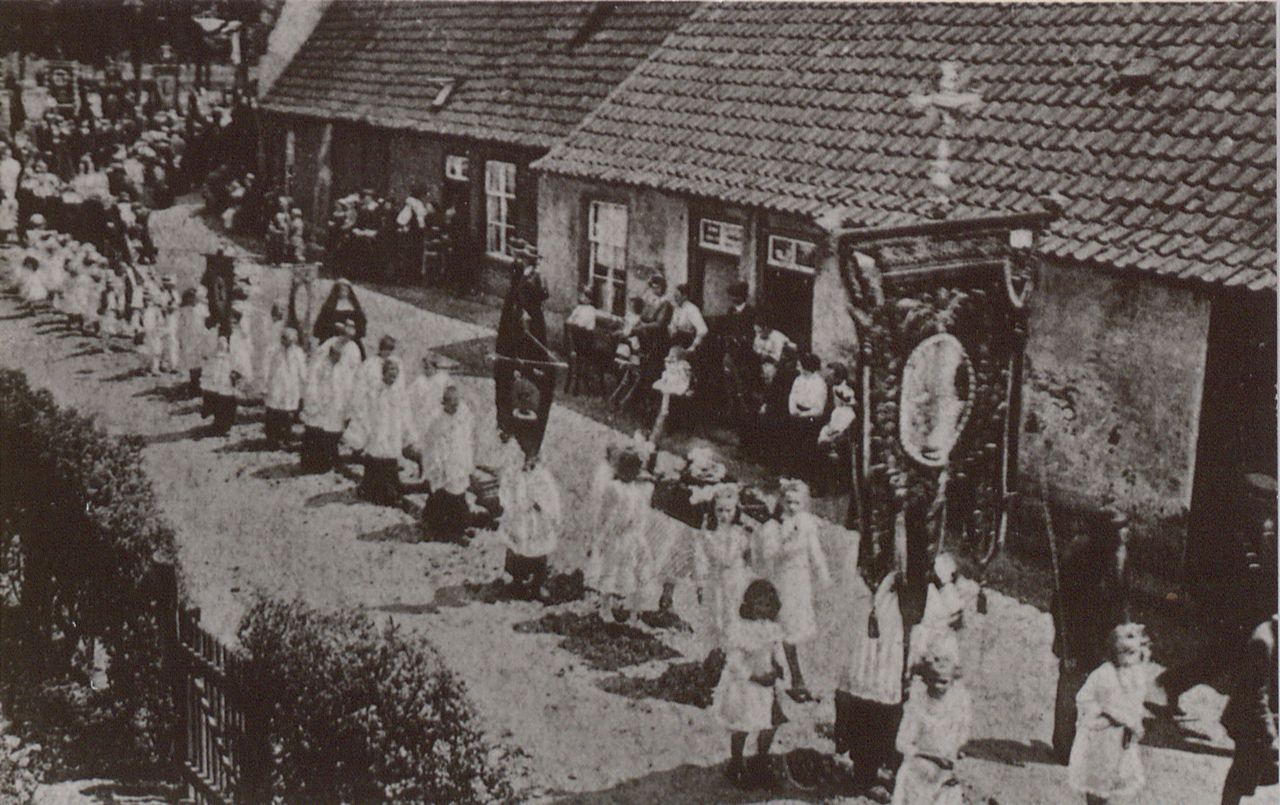 De processie van de Vaart trekt over de Velgert met het vaandel. De foto is uit circa 1910. (foto: BHIC)