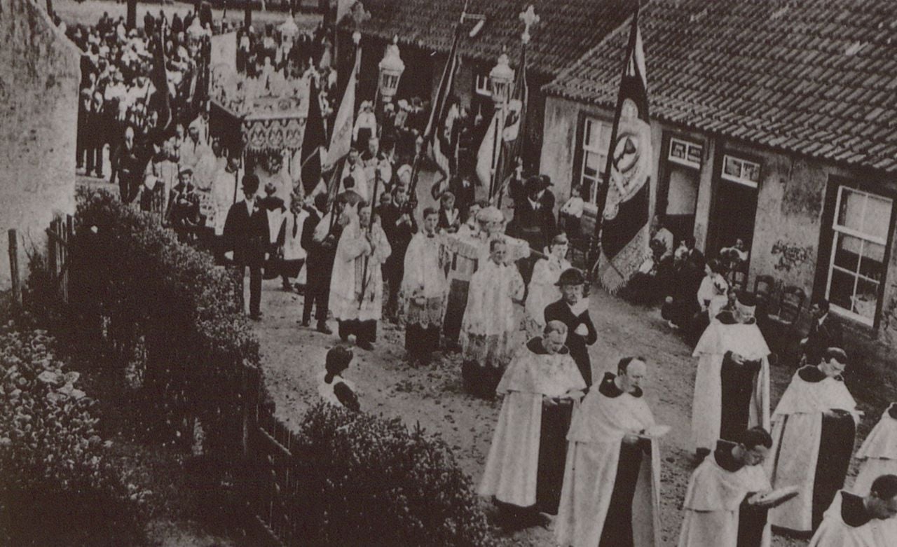 De processie van de Vaart trekt over de Velgert met relikwie van het Heilige Bloed. (foto: BHIC)