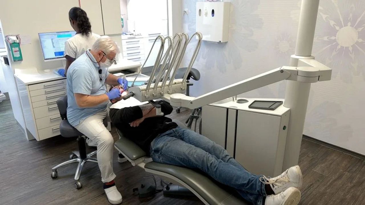 Tanden verzorgen kan Willem nog goed (foto: Ronald Sträter).