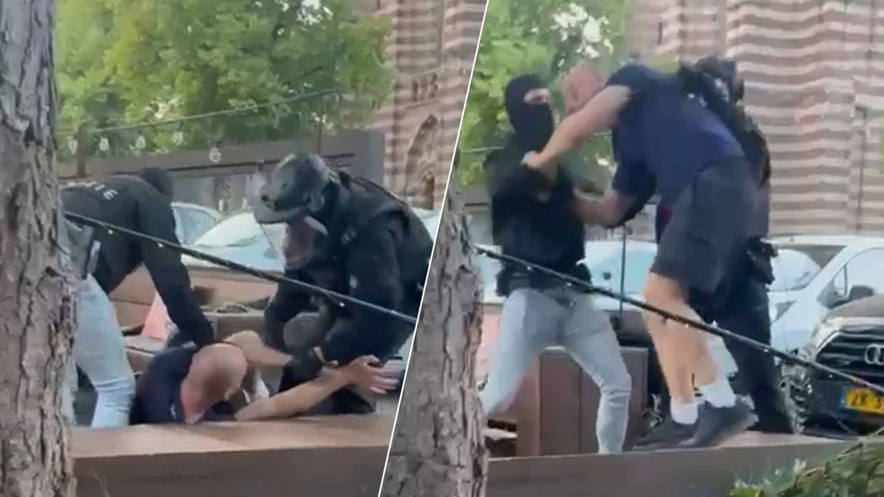 Een man wordt op een vol terras tegen de grond gewerkt.