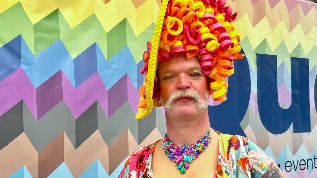 Een van de kleurijke deelnemers aan de Pride Parade (foto: Jan Peels)