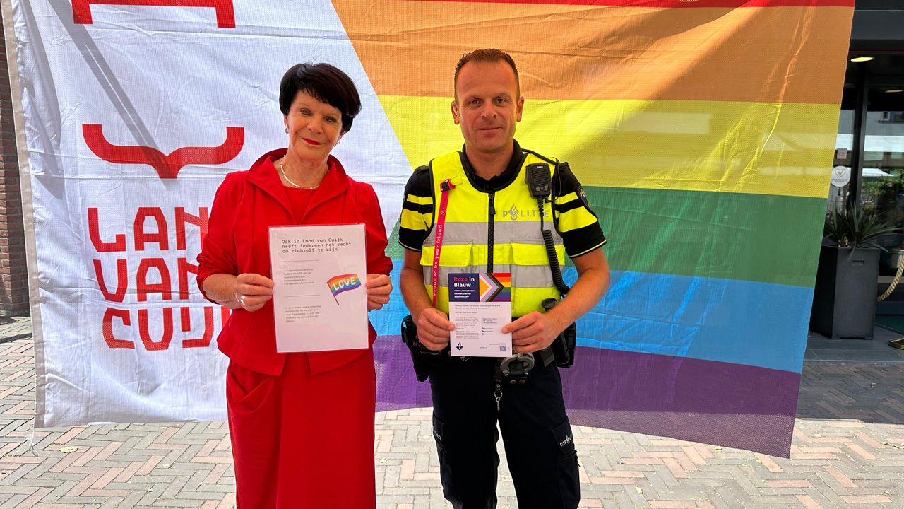 Wethouder Willy Hendriks-Van Haren met de folder (foto: Robert Cooijmans).