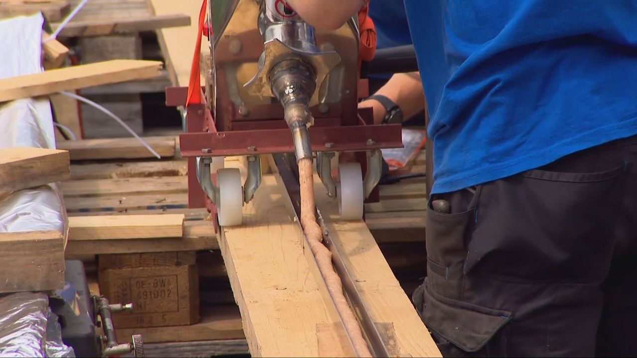 Het lekkere goedje gaat erin (beeld: 't Brabants Buske).