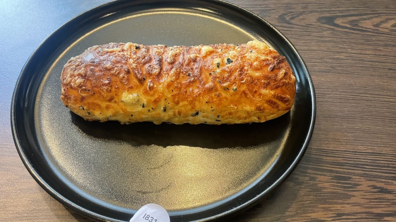 Het winnende truffel-worstenbroodje (foto: Omroep Brabant).