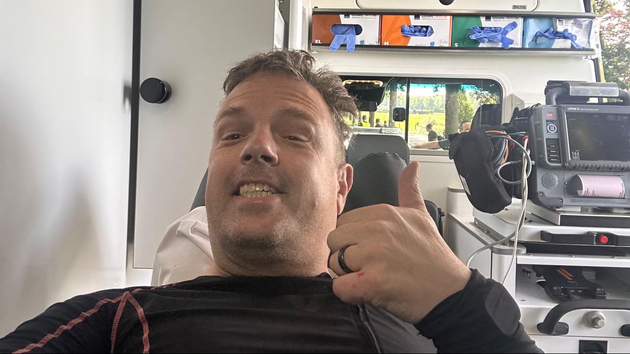 Bart in de ambulance (eigen foto).