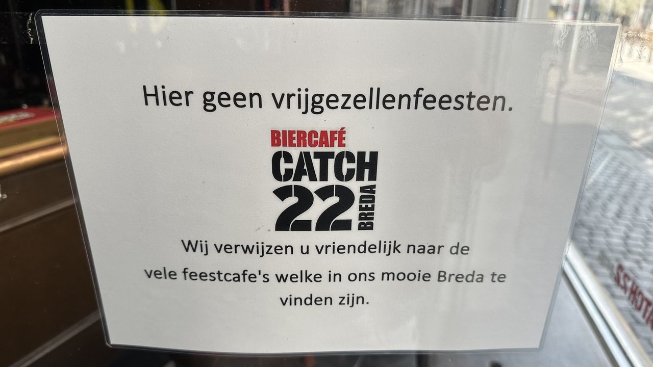 Daarom hangt dit blaadje bij café Catch 22 op de deur (foto: Ronald Sträter).