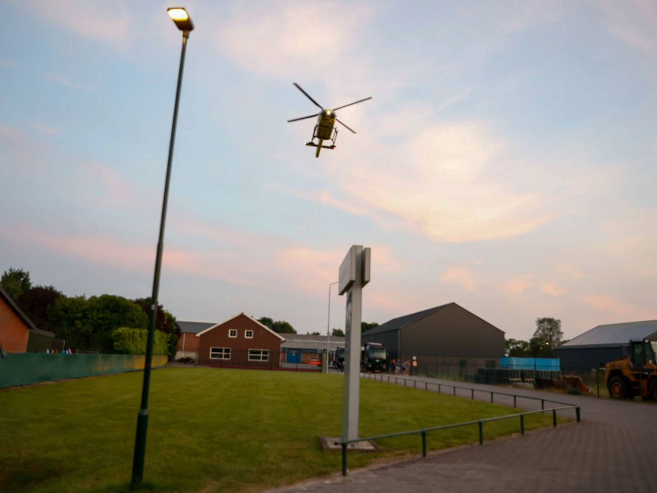 Traumaheli bij het gebouw (foto: Addy Smits / Persbureau Heitink). 