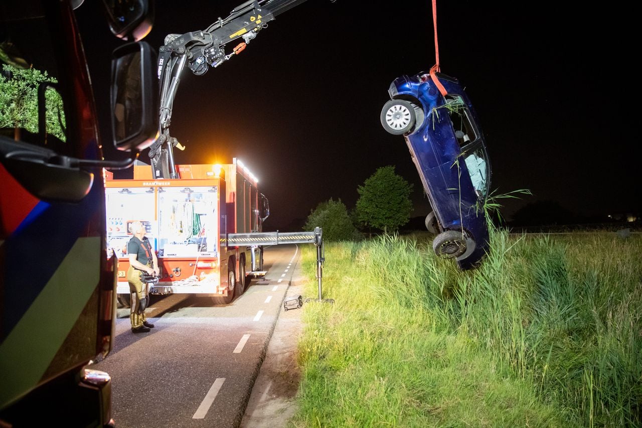 Auto gevonden in sloot (foto: Christian Traets - Persbureau Heitink).