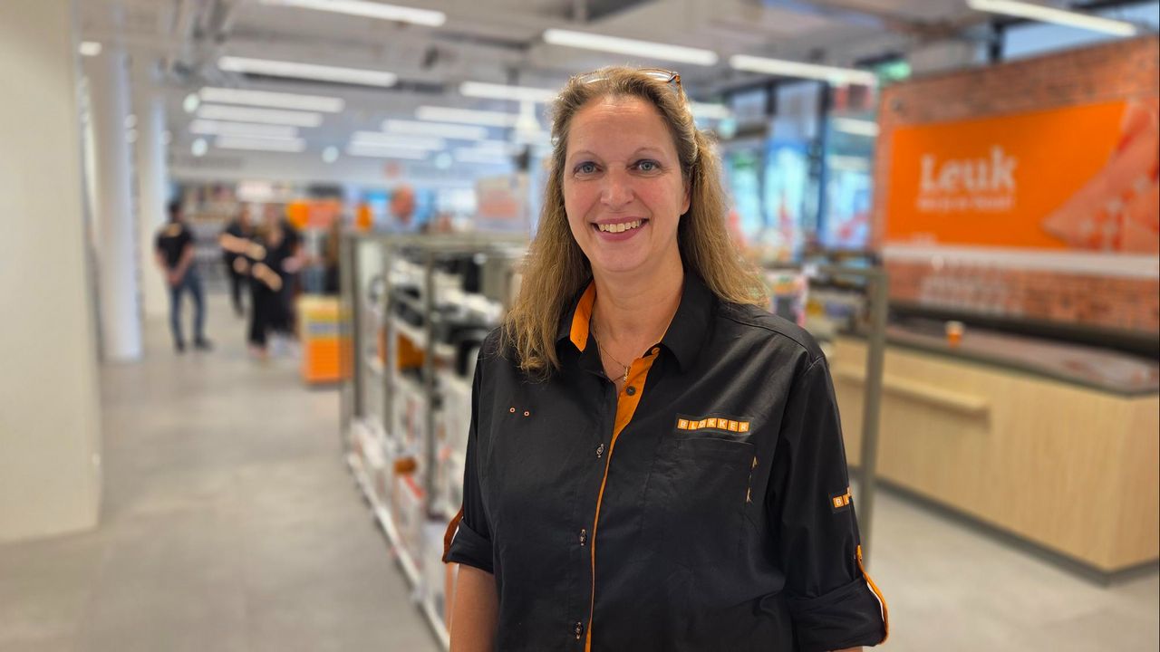 Astrid staat woensdag met een brok in haar keel in de nieuwe Blokker winkel (foto: Noël van Hooft).