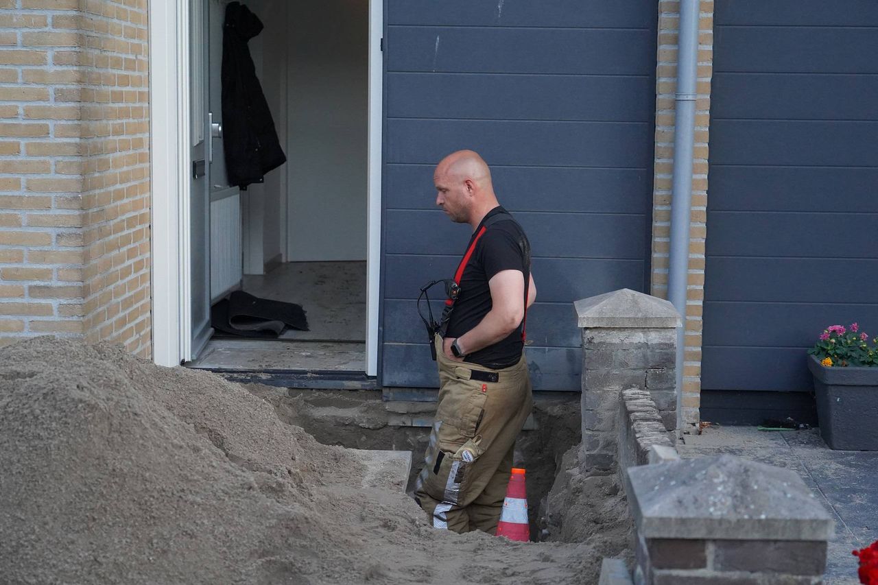 De brandweer moest een gat onder de fundering graven (foto: Jeroen Stuve / Persbureau Heitink).