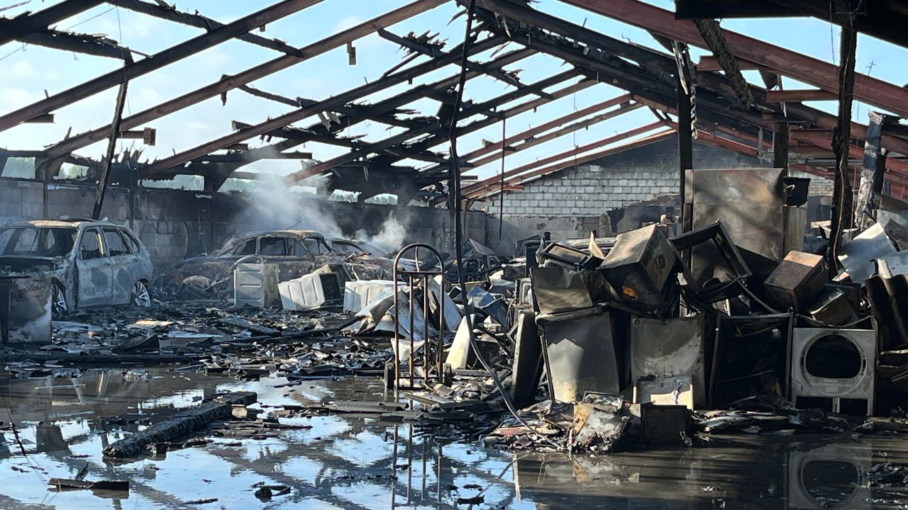 Meerdere oldtimers zijn verwoest bij de brand (foto: Jan Waalen).