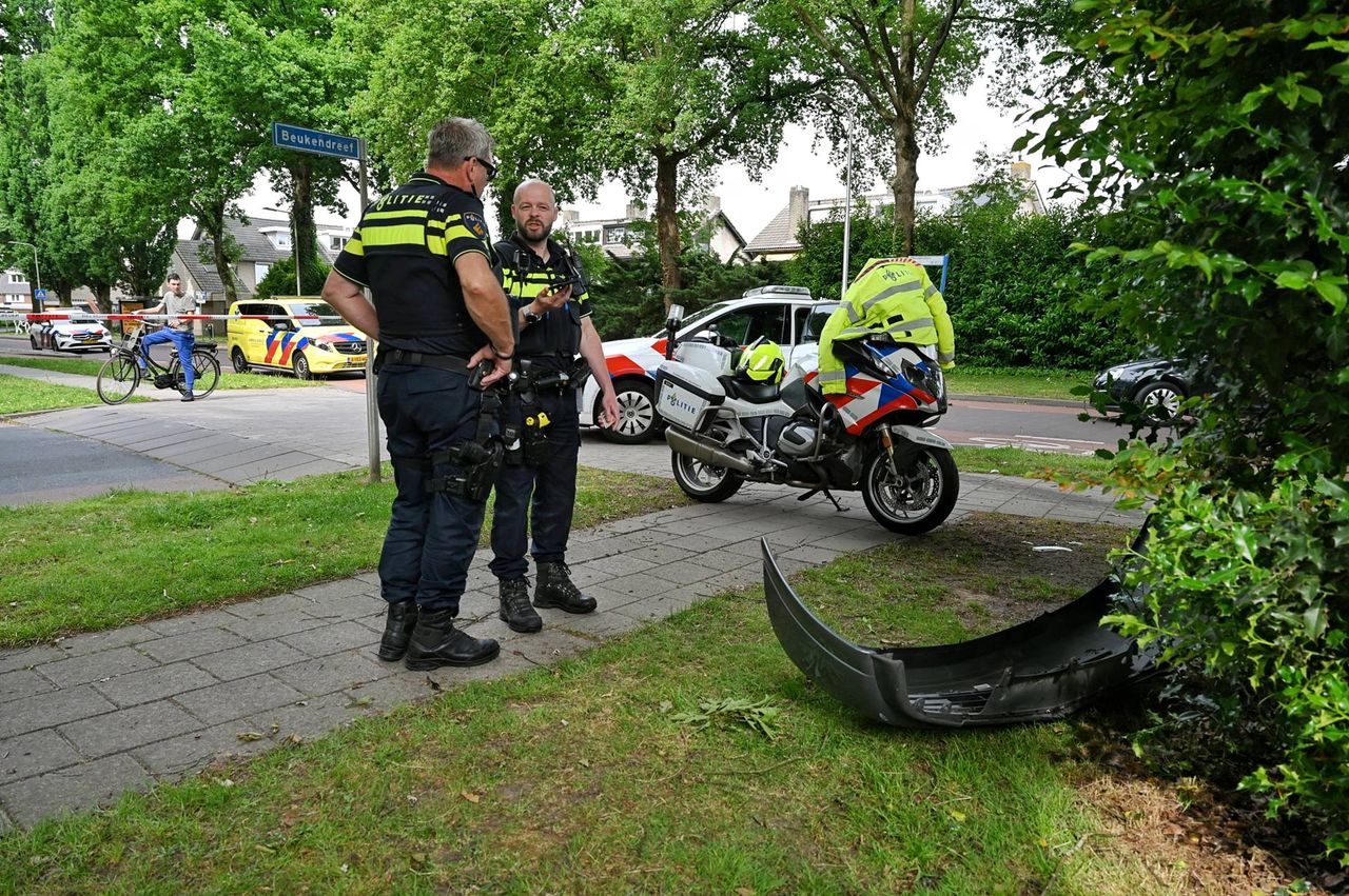 Onderdelen van de auto's lagen verspreid lang de weg (foto:Persbureau Heitink)