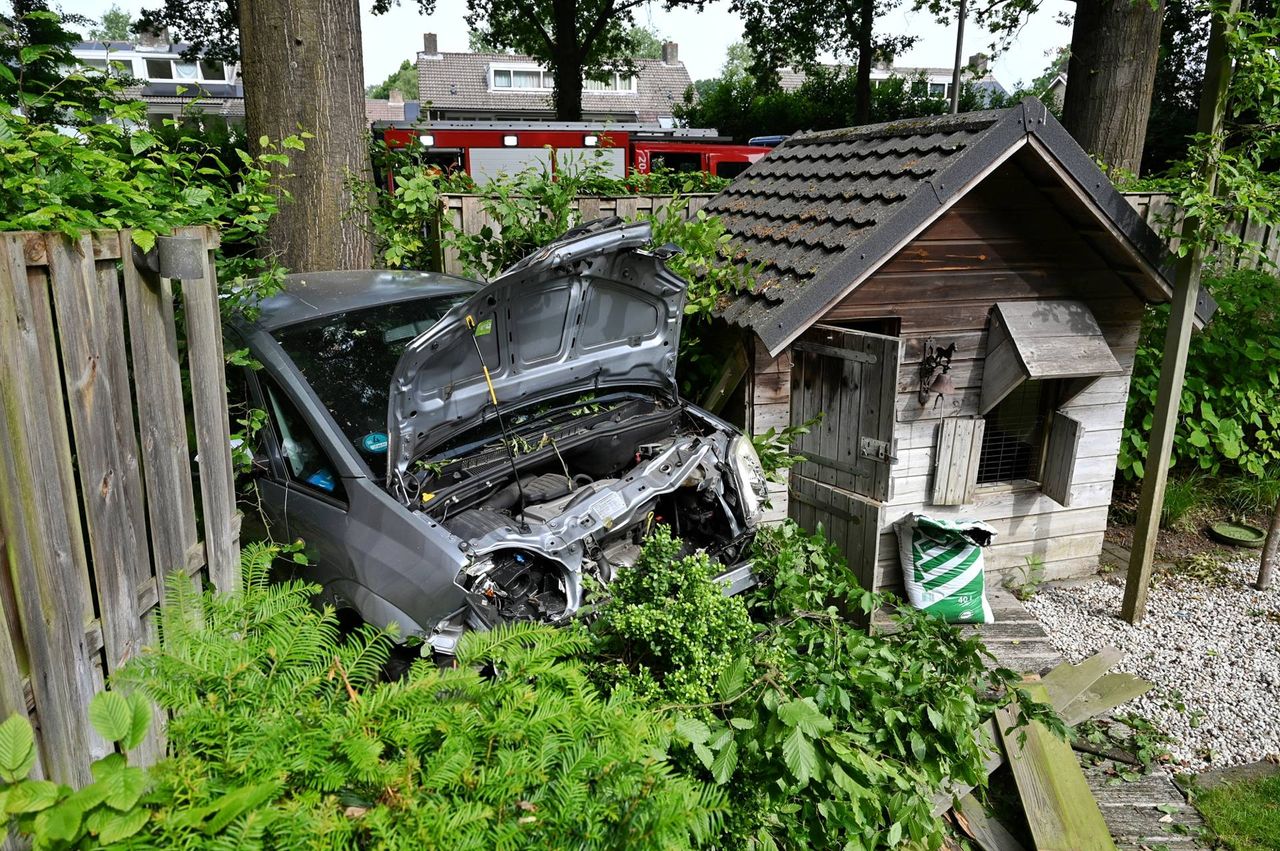 Een schuurtje werd door een van de automobilisten geraakt (foto: Persbureau Heitink)