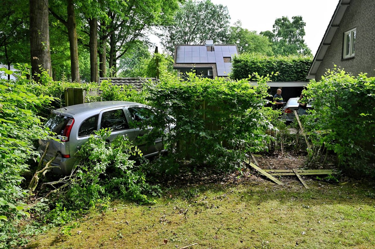 Een vrouw werd net niet geraakt in haar tuin, zie rechts naast het huis ( foto: Persbureau Heitink)