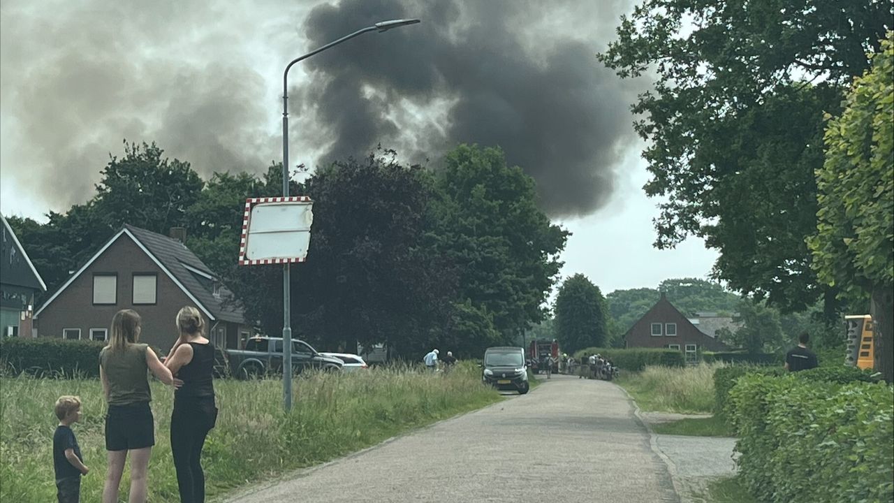 Dikke rookwolken terwijl schuur in brand staat (foto: Koen Wijn))