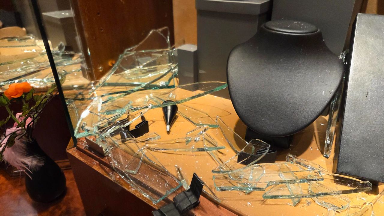 De dieven hebben de vitrines kapotgeslagen (foto: Noël van Hooft).