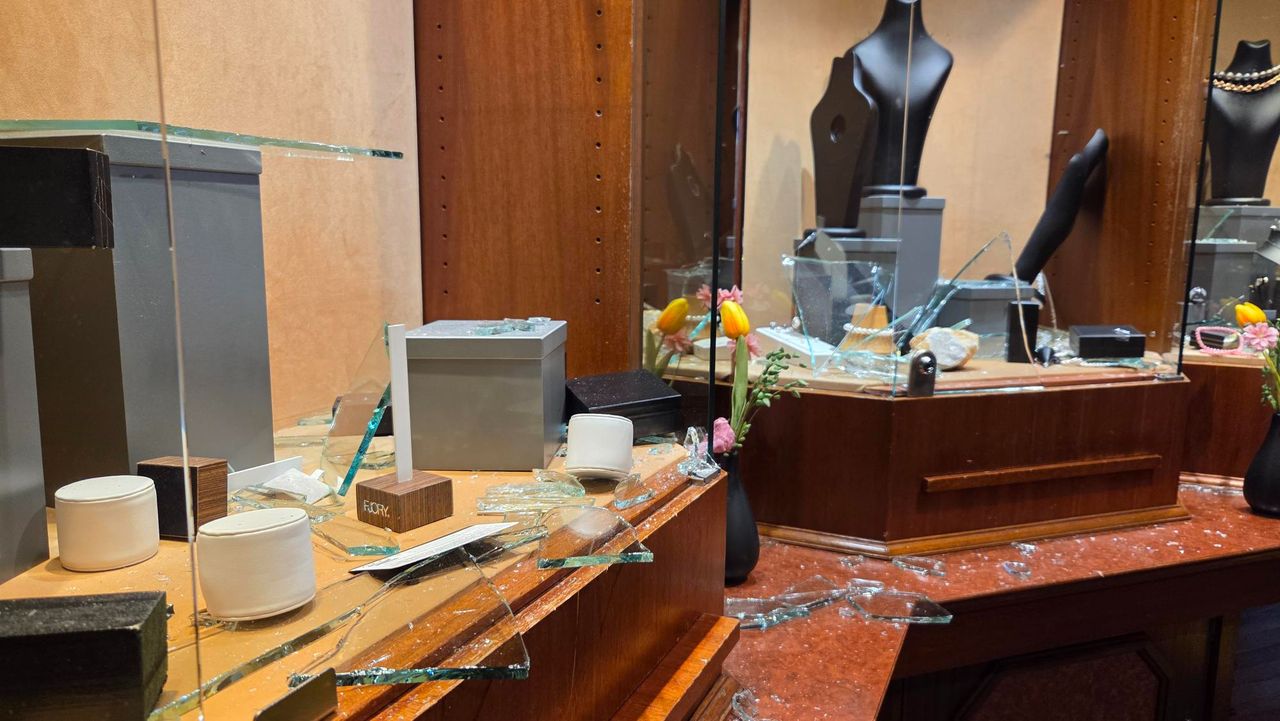 En de glasscherven liggen in het rond (foto: Noël van Hooft).